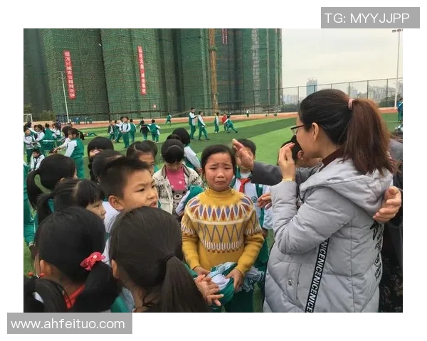 足球明星汇聚玄关艺术画作展现运动激情与风采